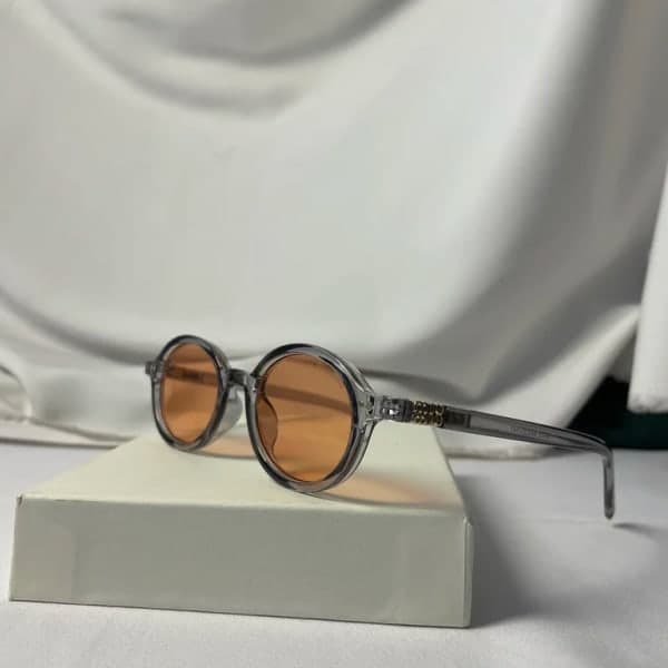 نظارة Lunettes de soleil Hipster Snug ovales et fines à monture corne en plastique على عارض